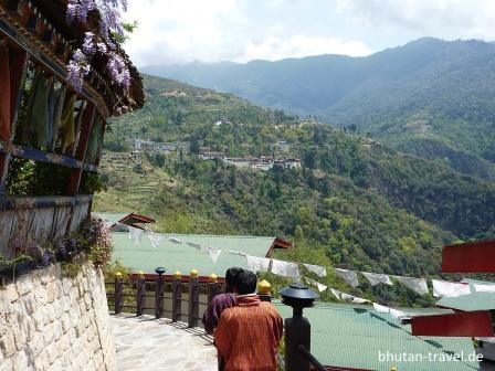sicht auf den trongsa dzong vom hotel aus 1